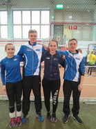 Mitalistit Iida, Niilo ja Tanja sekä valmentaja Olli