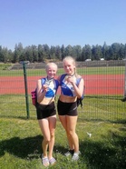 Anni Huttunen ja Elsa Pinola loikkasivat 3-loikassa 14v SM-rajan. Elsa ylsi kultamitalille (10,37) ja Anni hopealle (10,06).