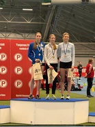 Senni Koski N17 800m palkintojenjaossa