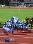 HSU:n joukkue matkalla katsomoon avajaisista