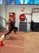 Roope näyttää ponnistuksen mallia.