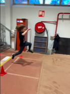 Oliver on aktiivinen seurakisakävijä ja tulokset parantuvat joka kerralla. Tässä Oliver ponnistaa pituudessa.