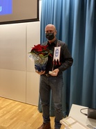 Vuoden HSU teko palkinnon Erkki Tenkulan kanssa saanut Lauri Kantoniemi. Lauria muistettiin myös HSUn pöytästandaarilla lähestyvän 50-vuotissyntymäpäivän johdosta.