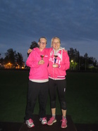 Naiset palkintopallilla Teija ja Lea