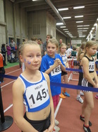 T11 tytöt lähtöä odottamassa: Inkamari, Sinja ja Elsa