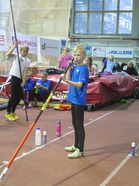 Miko keskittyneenä seipäässä