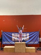 T6 sarjan voittaja Venla tuulettaa kisojen suorituksiaan. Mitalin kisoissa sai sarjojen kolme parasta. Kaikki osallistujat saivat pillimehun sekä lakun!