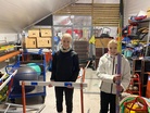 Taksvärkkiläiset Miisa ja Neea hommissa