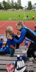 Valmentaja Riina taitelee joukkueen kasvomaalauksia.