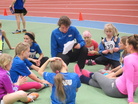 Elina antaa viimeiset ohjeet junnuille:)