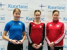 Pihla Poikolainen (vas.) saavutti nuorten SM-halleissa hopeamitalin.
