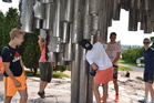 Pojat tutkii Sibelius monumenttia
