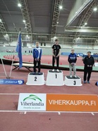 Tobias seipään palkintojenjaossa. Jalassa kuulakengät, sillä palkintojenjaon jälkeen Tobias meni suoraan jatkamaan kuulakisaa. 