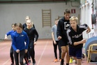 Mäkelä opetti nuorille loikkimisen ja kinkkaamisen tekniikkaa