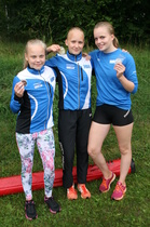 Yhteiskuvassa T14-sarjan Kiia Brandes, Emma Rovasalo ja Laila Lehtinen.