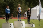T15-sarjassa Emma Rovasalo nappasi peräti kuusi mitalia ja Noora Hietala neljä mitalia. Kuvassa 3-loikan palkintojenjako, jossa voiton vei Emma ja kakkospallille nousi Noora vain sentin erolla toisistaan