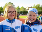 Riina ja Pihla hienoissa uusissa seura-asuissa.