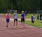 Akseli täydensi loistavalla suorituksellaan 15-sarjan hopeajoukkueen vahvuutta 4x800m viestissä. 12-vuotias Akseli oli käynyt aamulla hakemassa jalkojen avauksen suunnistuksen AM-kisoissa! 