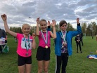4lk:n tyttöjen sarjassa kolme parasta olivat Kia Sairanen (vas.), Alisa Heijasto ja Lotte Borremans.