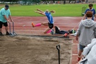 Aino hyppää