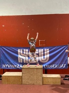 T7 sarjan voittaja Minttu jännitti korkeuspaikalla, riittääkö hänen päivän suorituksensa mitaliin. Sarjan voittajan oli helppo hymyillä ja tuulettaa.