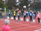 HSUn Sissi Kaksonen juoksi ottelun ensimmäisenä lajina olleen 60m aitojen ensimmäisessä erässä radalla seitsemän ja Elsa Pinola radalla neljä. Takana näkyy myös kakkoserässä juossut Neela Jakonen.
