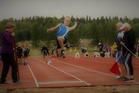 P10-sarjan Elias Oksanen kävi tiukkoja sentti- ja sadasosataisteluita omassa sarjassaan. Tuloksena oli kolme pronssimitalia, joista yksi tuli kuvan pituudesta tuloksella 386cm.