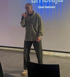 Juontaja Jorma laulatti ja nauratti yleisöä koko rahan edestä. Mikä tärkeintä, Jorma loihti Joulupukin paikalle